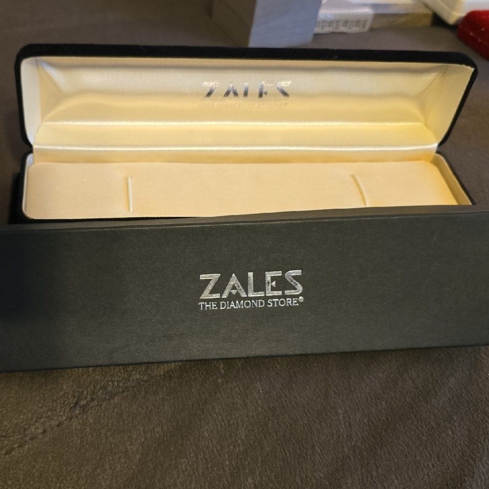 Zales Black and Cream Jewelry Box